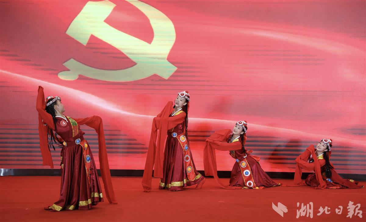我妈和我都认为大龄剩男不正常，所以我只能找比我小的或是同龄的男人，想法正确吗？游戏画面